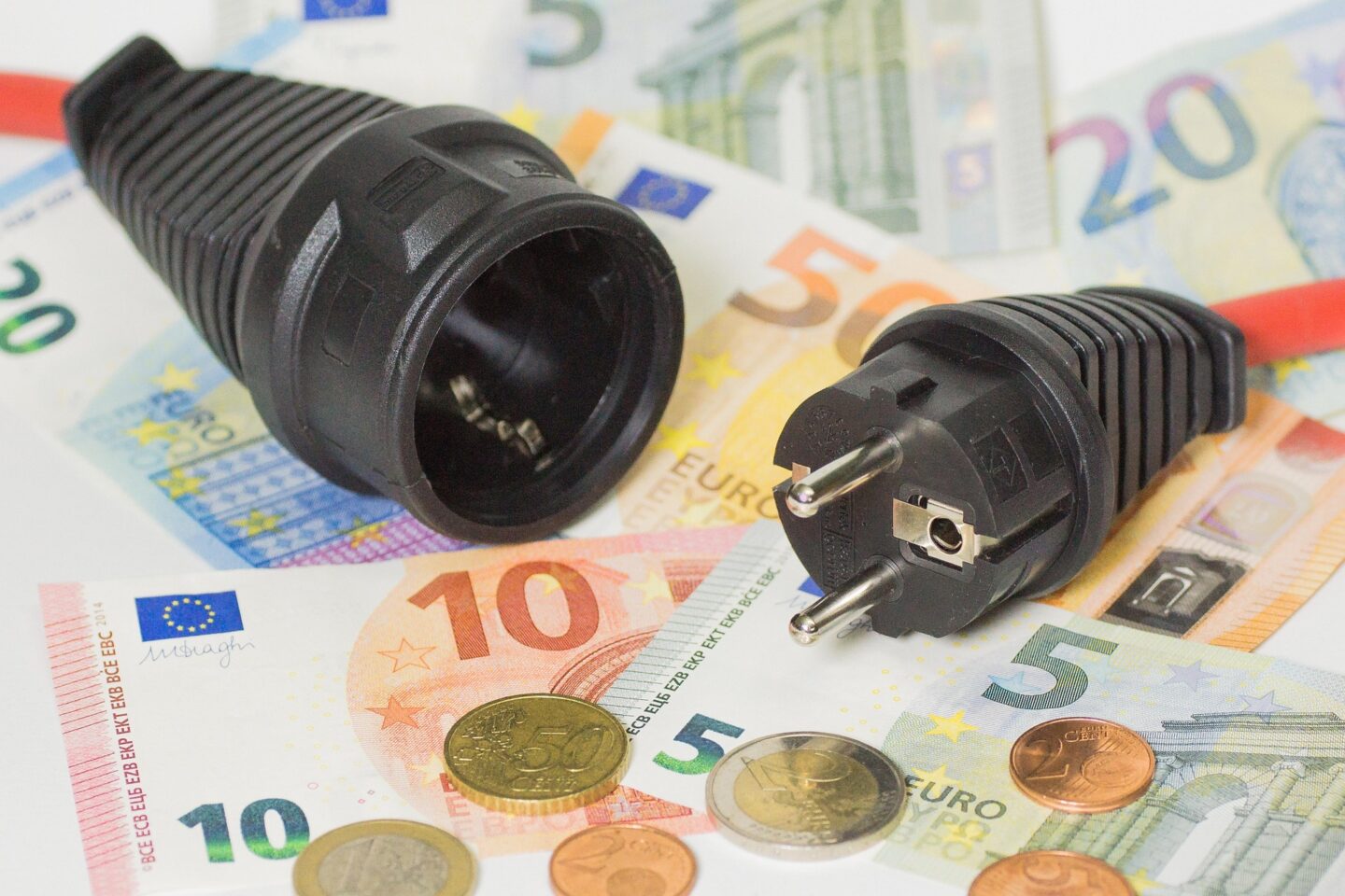 Zamrożenie cen prądu dla gospodarstw domowych – zasady, skutki i przyszłość ochrony rachunków za energię