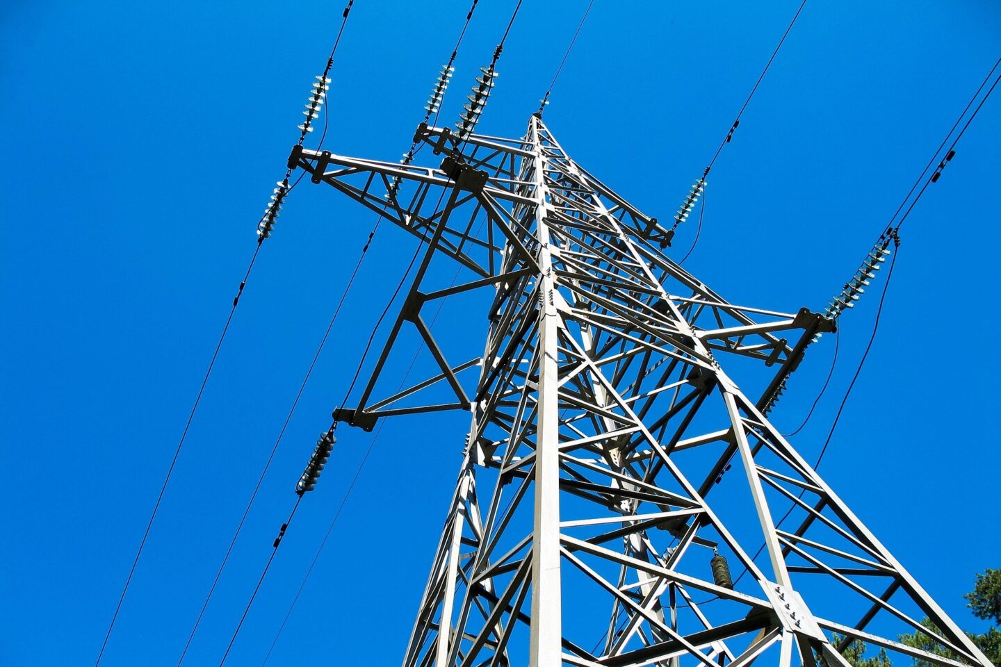 Napięcie jako kluczowe pojęcie w fizyce, elektryce, technice i codziennym języku