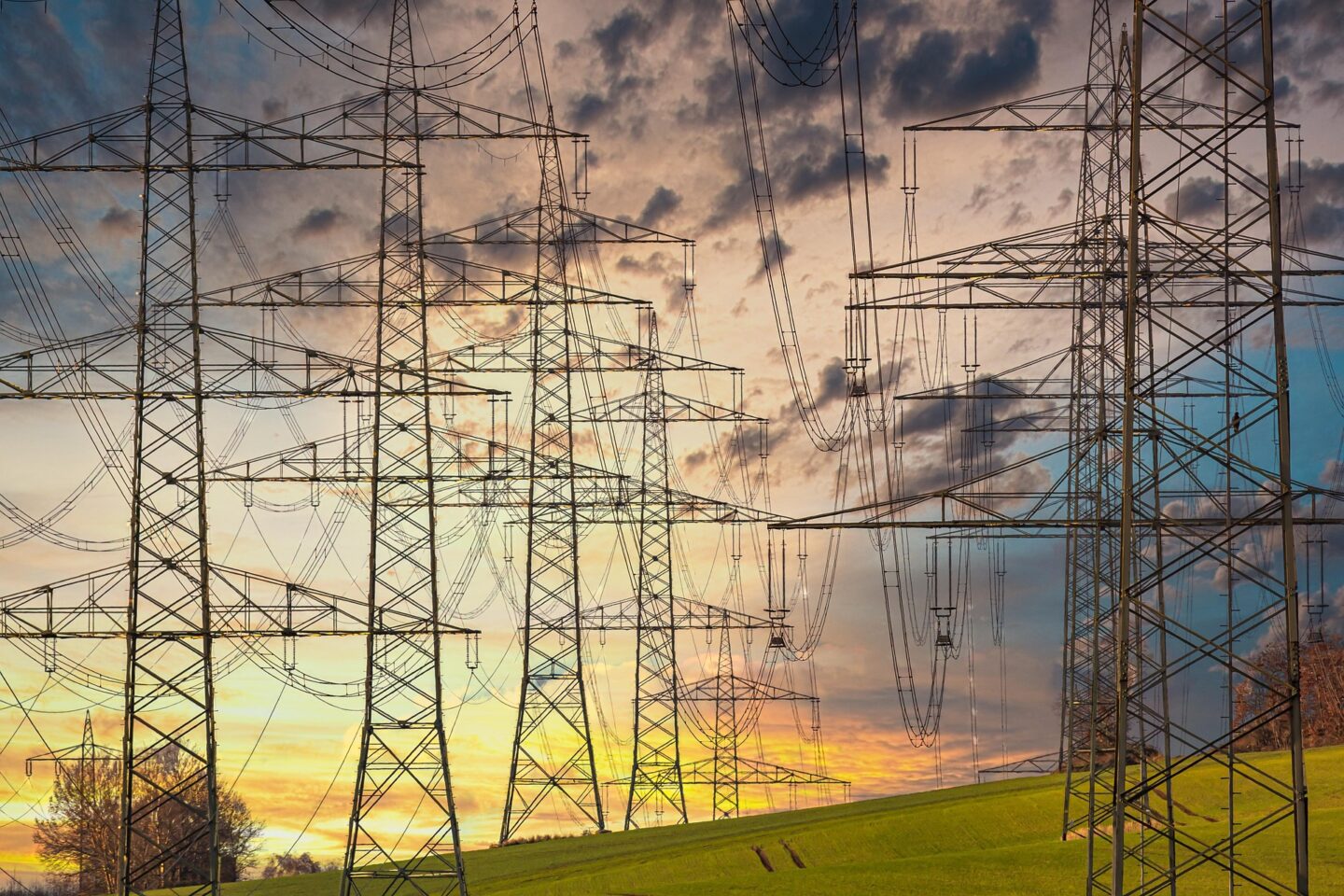 Wysokie napięcie – znaczenie, zastosowania, zagrożenia i rola w nowoczesnej energetyce