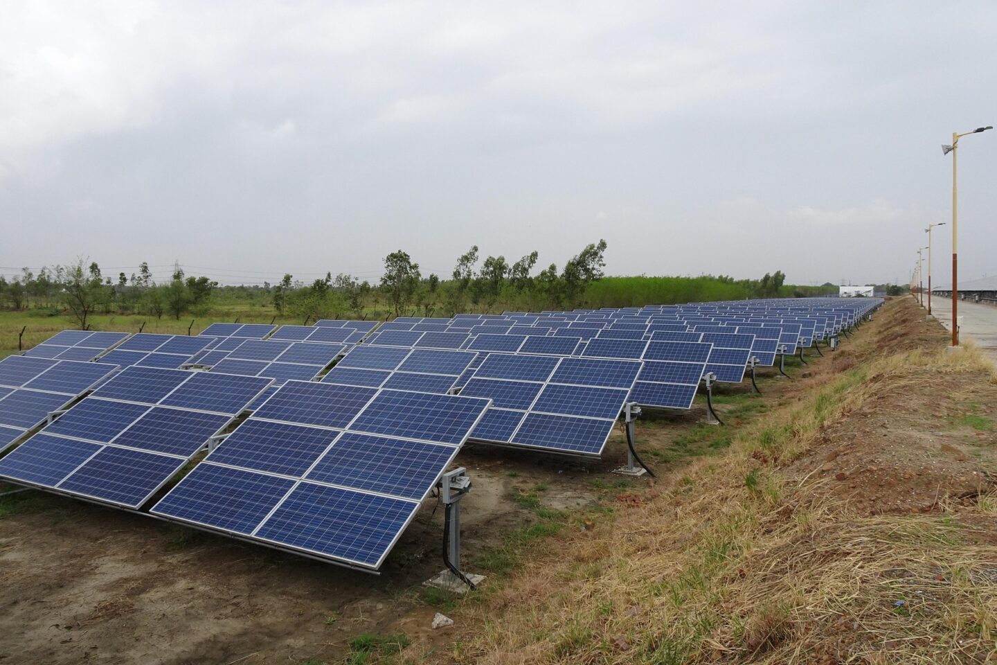 Połączenie paneli fotowoltaicznych w instalacji PV — rodzaje, zasady, schematy i najważniejsze błędy montażowe